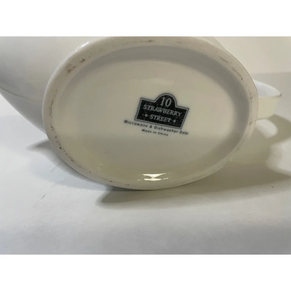 10 Strawberry Street Gravy Boat Unisex OS White Excellent Ceramic Sauce Pitcher